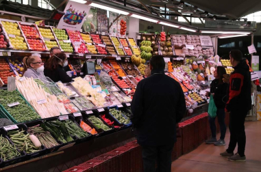 Los mercados de Pamplona de protegen ante el coronavirus