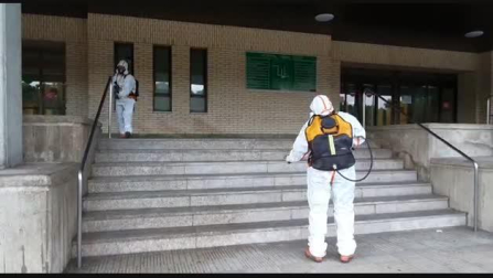 Vídeo |Desinfección por parte de Protección Civil en el exterior del Hospital Reina Sofía de Tudela