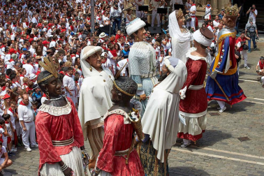 Fotos de la despedida de la Comparsa de Gigantes y Cabezudos en la plaza Consistorial en San Fermín 2019