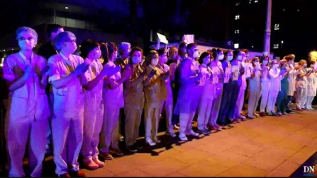 Vídeo | Las policías de Navarra homenajean juntas a los sanitarios en el CHN
