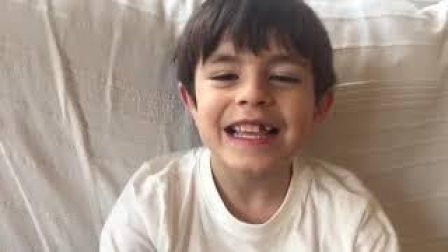 Javier da las gracias al Ratoncito Pérez y a la Policía Foral