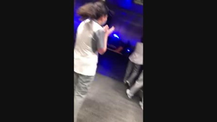 Vídeo | La Policía Nacional homenajea a los profesionales sanitarios de la Clínica Universidad de Navarra