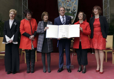 El escritor, docente, investigador y divulgador llama a "mimar la educación y la cultura", que ha definido como "un modo de vivir humanizado"