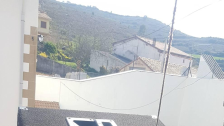 Luquin, un pueblo de Tierra Estella saca la musica a la calle todos los dias a las 12 y las 6 gracias al DJ local Pablo q saca sus altavoces a la ventana para q lo escuchen en el pueblo, mientras, su madre, se encarga de trasmitirlo en directo desde el grupo de Facebook: No eres de Luquin si....