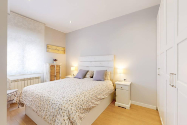 Fantástico piso reformado frente al centro médico San Martín, rodeado de supermercado, colegios, zonas verdes, tiendas, restaurantes y transporte público en la puerta de casa. Vistas panorámicas, muy luminoso, orientación sur y gran altura. Cuenta con salón-+comedor-cocina, lavandería, dos balcones, tres habitaciones y dos baños. Más información en info@dninmo.com.