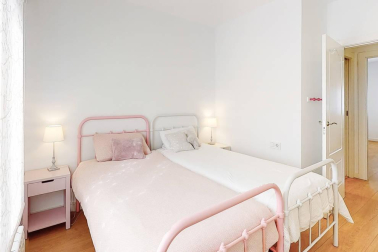 Fantástico piso reformado frente al centro médico San Martín, rodeado de supermercado, colegios, zonas verdes, tiendas, restaurantes y transporte público en la puerta de casa. Vistas panorámicas, muy luminoso, orientación sur y gran altura. Cuenta con salón-+comedor-cocina, lavandería, dos balcones, tres habitaciones y dos baños. Más información en info@dninmo.com.