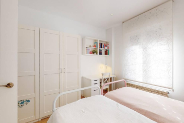 Fantástico piso reformado frente al centro médico San Martín, rodeado de supermercado, colegios, zonas verdes, tiendas, restaurantes y transporte público en la puerta de casa. Vistas panorámicas, muy luminoso, orientación sur y gran altura. Cuenta con salón-+comedor-cocina, lavandería, dos balcones, tres habitaciones y dos baños. Más información en info@dninmo.com.