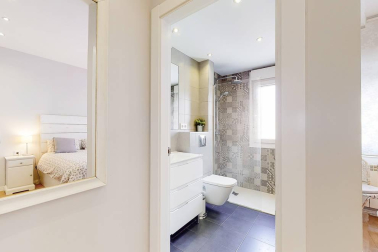 Fantástico piso reformado frente al centro médico San Martín, rodeado de supermercado, colegios, zonas verdes, tiendas, restaurantes y transporte público en la puerta de casa. Vistas panorámicas, muy luminoso, orientación sur y gran altura. Cuenta con salón-+comedor-cocina, lavandería, dos balcones, tres habitaciones y dos baños. Más información en info@dninmo.com.