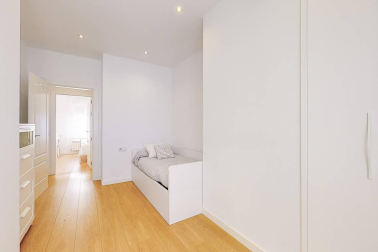 Fantástico piso reformado frente al centro médico San Martín, rodeado de supermercado, colegios, zonas verdes, tiendas, restaurantes y transporte público en la puerta de casa. Vistas panorámicas, muy luminoso, orientación sur y gran altura. Cuenta con salón-+comedor-cocina, lavandería, dos balcones, tres habitaciones y dos baños. Más información en info@dninmo.com.