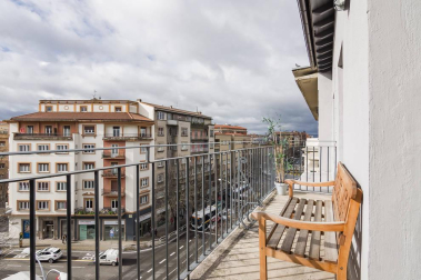 Fantástico piso reformado frente al centro médico San Martín, rodeado de supermercado, colegios, zonas verdes, tiendas, restaurantes y transporte público en la puerta de casa. Vistas panorámicas, muy luminoso, orientación sur y gran altura. Cuenta con salón-+comedor-cocina, lavandería, dos balcones, tres habitaciones y dos baños. Más información en info@dninmo.com.
