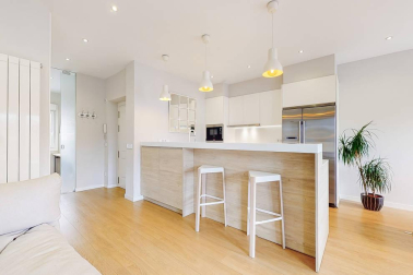 Fantástico piso reformado frente al centro médico San Martín, rodeado de supermercado, colegios, zonas verdes, tiendas, restaurantes y transporte público en la puerta de casa. Vistas panorámicas, muy luminoso, orientación sur y gran altura. Cuenta con salón-+comedor-cocina, lavandería, dos balcones, tres habitaciones y dos baños. Más información en info@dninmo.com.