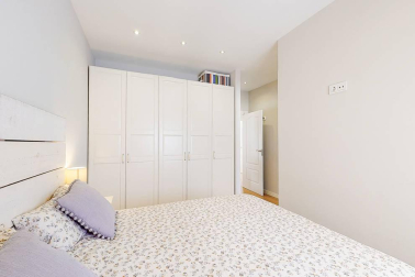 Fantástico piso reformado frente al centro médico San Martín, rodeado de supermercado, colegios, zonas verdes, tiendas, restaurantes y transporte público en la puerta de casa. Vistas panorámicas, muy luminoso, orientación sur y gran altura. Cuenta con salón-+comedor-cocina, lavandería, dos balcones, tres habitaciones y dos baños. Más información en info@dninmo.com.