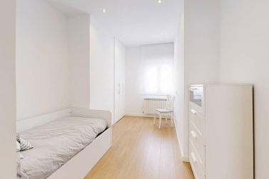 Fantástico piso reformado frente al centro médico San Martín, rodeado de supermercado, colegios, zonas verdes, tiendas, restaurantes y transporte público en la puerta de casa. Vistas panorámicas, muy luminoso, orientación sur y gran altura. Cuenta con salón-+comedor-cocina, lavandería, dos balcones, tres habitaciones y dos baños. Más información en info@dninmo.com.