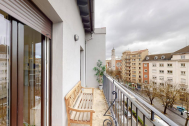 Fantástico piso reformado frente al centro médico San Martín, rodeado de supermercado, colegios, zonas verdes, tiendas, restaurantes y transporte público en la puerta de casa. Vistas panorámicas, muy luminoso, orientación sur y gran altura. Cuenta con salón-+comedor-cocina, lavandería, dos balcones, tres habitaciones y dos baños. Más información en info@dninmo.com.
