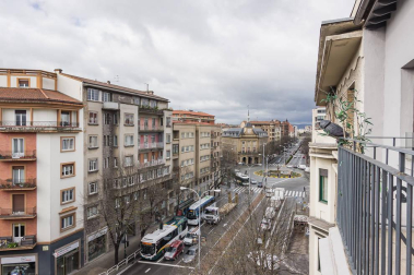 Fantástico piso reformado frente al centro médico San Martín, rodeado de supermercado, colegios, zonas verdes, tiendas, restaurantes y transporte público en la puerta de casa. Vistas panorámicas, muy luminoso, orientación sur y gran altura. Cuenta con salón-+comedor-cocina, lavandería, dos balcones, tres habitaciones y dos baños. Más información en info@dninmo.com.