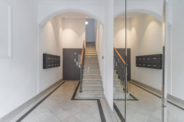 Fantástico piso reformado frente al centro médico San Martín, rodeado de supermercado, colegios, zonas verdes, tiendas, restaurantes y transporte público en la puerta de casa. Vistas panorámicas, muy luminoso, orientación sur y gran altura. Cuenta con salón-+comedor-cocina, lavandería, dos balcones, tres habitaciones y dos baños. Más información en info@dninmo.com.