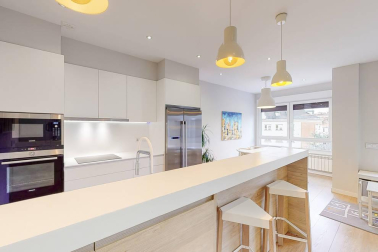 Fantástico piso reformado frente al centro médico San Martín, rodeado de supermercado, colegios, zonas verdes, tiendas, restaurantes y transporte público en la puerta de casa. Vistas panorámicas, muy luminoso, orientación sur y gran altura. Cuenta con salón-+comedor-cocina, lavandería, dos balcones, tres habitaciones y dos baños. Más información en info@dninmo.com.