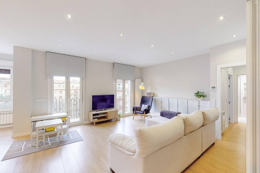 Fantástico piso reformado frente al centro médico San Martín, rodeado de supermercado, colegios, zonas verdes, tiendas, restaurantes y transporte público en la puerta de casa. Vistas panorámicas, muy luminoso, orientación sur y gran altura. Cuenta con salón-+comedor-cocina, lavandería, dos balcones, tres habitaciones y dos baños. Más información en info@dninmo.com.