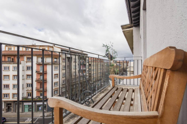Fantástico piso reformado frente al centro médico San Martín, rodeado de supermercado, colegios, zonas verdes, tiendas, restaurantes y transporte público en la puerta de casa. Vistas panorámicas, muy luminoso, orientación sur y gran altura. Cuenta con salón-+comedor-cocina, lavandería, dos balcones, tres habitaciones y dos baños. Más información en info@dninmo.com.