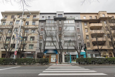 Fantástico piso reformado frente al centro médico San Martín, rodeado de supermercado, colegios, zonas verdes, tiendas, restaurantes y transporte público en la puerta de casa. Vistas panorámicas, muy luminoso, orientación sur y gran altura. Cuenta con salón-+comedor-cocina, lavandería, dos balcones, tres habitaciones y dos baños. Más información en info@dninmo.com.