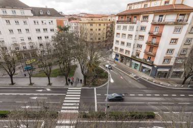 Fantástico piso reformado frente al centro médico San Martín, rodeado de supermercado, colegios, zonas verdes, tiendas, restaurantes y transporte público en la puerta de casa. Vistas panorámicas, muy luminoso, orientación sur y gran altura. Cuenta con salón-+comedor-cocina, lavandería, dos balcones, tres habitaciones y dos baños. Más información en info@dninmo.com.