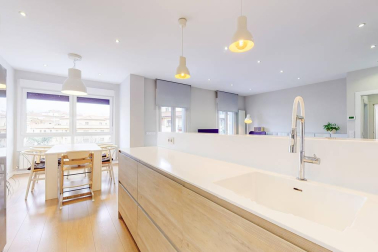 Fantástico piso reformado frente al centro médico San Martín, rodeado de supermercado, colegios, zonas verdes, tiendas, restaurantes y transporte público en la puerta de casa. Vistas panorámicas, muy luminoso, orientación sur y gran altura. Cuenta con salón-+comedor-cocina, lavandería, dos balcones, tres habitaciones y dos baños. Más información en info@dninmo.com.