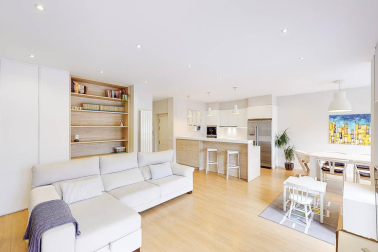 Fantástico piso reformado frente al centro médico San Martín, rodeado de supermercado, colegios, zonas verdes, tiendas, restaurantes y transporte público en la puerta de casa. Vistas panorámicas, muy luminoso, orientación sur y gran altura. Cuenta con salón-+comedor-cocina, lavandería, dos balcones, tres habitaciones y dos baños. Más información en info@dninmo.com.