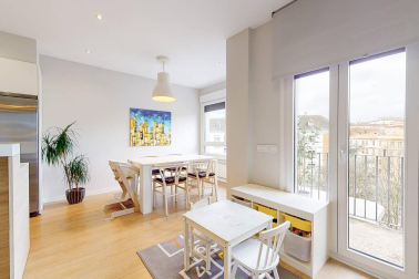 Fantástico piso reformado frente al centro médico San Martín, rodeado de supermercado, colegios, zonas verdes, tiendas, restaurantes y transporte público en la puerta de casa. Vistas panorámicas, muy luminoso, orientación sur y gran altura. Cuenta con salón-+comedor-cocina, lavandería, dos balcones, tres habitaciones y dos baños. Más información en info@dninmo.com.