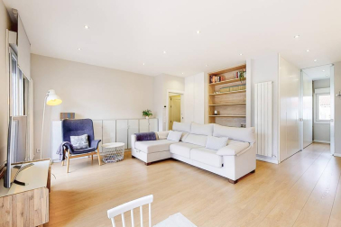 Fantástico piso reformado frente al centro médico San Martín, rodeado de supermercado, colegios, zonas verdes, tiendas, restaurantes y transporte público en la puerta de casa. Vistas panorámicas, muy luminoso, orientación sur y gran altura. Cuenta con salón-+comedor-cocina, lavandería, dos balcones, tres habitaciones y dos baños. Más información en info@dninmo.com.