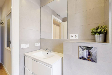 Fantástico piso reformado frente al centro médico San Martín, rodeado de supermercado, colegios, zonas verdes, tiendas, restaurantes y transporte público en la puerta de casa. Vistas panorámicas, muy luminoso, orientación sur y gran altura. Cuenta con salón-+comedor-cocina, lavandería, dos balcones, tres habitaciones y dos baños. Más información en info@dninmo.com.