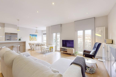 Fantástico piso reformado frente al centro médico San Martín, rodeado de supermercado, colegios, zonas verdes, tiendas, restaurantes y transporte público en la puerta de casa. Vistas panorámicas, muy luminoso, orientación sur y gran altura. Cuenta con salón-+comedor-cocina, lavandería, dos balcones, tres habitaciones y dos baños. Más información en info@dninmo.com.