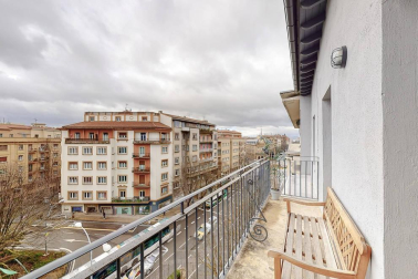 Fantástico piso reformado frente al centro médico San Martín, rodeado de supermercado, colegios, zonas verdes, tiendas, restaurantes y transporte público en la puerta de casa. Vistas panorámicas, muy luminoso, orientación sur y gran altura. Cuenta con salón-+comedor-cocina, lavandería, dos balcones, tres habitaciones y dos baños. Más información en info@dninmo.com.