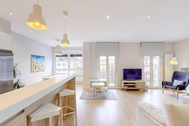 Fantástico piso reformado frente al centro médico San Martín, rodeado de supermercado, colegios, zonas verdes, tiendas, restaurantes y transporte público en la puerta de casa. Vistas panorámicas, muy luminoso, orientación sur y gran altura. Cuenta con salón-+comedor-cocina, lavandería, dos balcones, tres habitaciones y dos baños. Más información en info@dninmo.com.