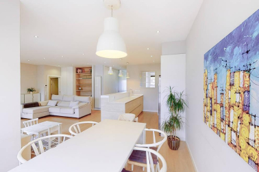 Fantástico piso reformado frente al centro médico San Martín, rodeado de supermercado, colegios, zonas verdes, tiendas, restaurantes y transporte público en la puerta de casa. Vistas panorámicas, muy luminoso, orientación sur y gran altura. Cuenta con salón-+comedor-cocina, lavandería, dos balcones, tres habitaciones y dos baños. Más información en info@dninmo.com.