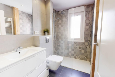 Fantástico piso reformado frente al centro médico San Martín, rodeado de supermercado, colegios, zonas verdes, tiendas, restaurantes y transporte público en la puerta de casa. Vistas panorámicas, muy luminoso, orientación sur y gran altura. Cuenta con salón-+comedor-cocina, lavandería, dos balcones, tres habitaciones y dos baños. Más información en info@dninmo.com.