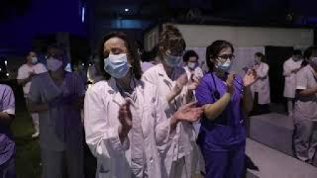 El personal sanitario del CHN agradece el homenaje de los bomberos