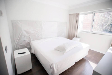 Imágenes de la habilitación del hotel Iruña Park y el sótano de Urgencias del CHN