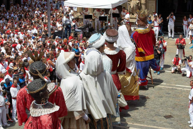 Fotos de la despedida de la Comparsa de Gigantes y Cabezudos en la plaza Consistorial en San Fermín 2019