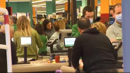 Vídeo: El Gobierno da una moratoria de 24 horas para la suspensión de las actividades no esenciales