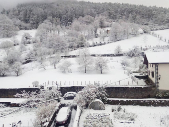 La nieve regresó a la Comunidad foral a coptas bajas el último lunes del mes.
