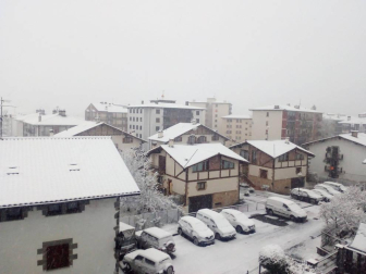 La nieve regresó a la Comunidad foral a coptas bajas el último lunes del mes.