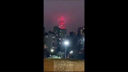 El Empire State Building de Nueva York se ilumina en honor a los profesionales médicos