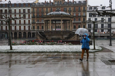 Imágenes de las distintas localidades de Navarra que amanecieron nevadas este martes, 31 de marzo de 2020.