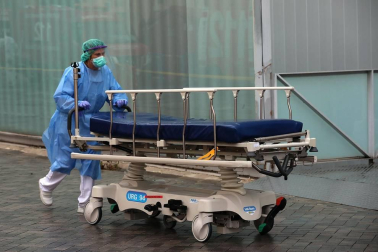 Trabajos en el Complejo Hospitalario de Navarra para desinfectar las camillas de coronavirus.