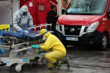 Trabajos en el Complejo Hospitalario de Navarra para desinfectar las camillas de coronavirus.