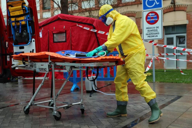 Trabajos en el Complejo Hospitalario de Navarra para desinfectar las camillas de coronavirus.