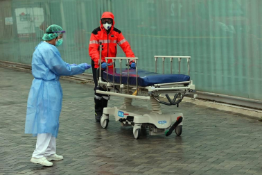 Trabajos en el Complejo Hospitalario de Navarra para desinfectar las camillas de coronavirus.