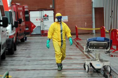 Trabajos en el Complejo Hospitalario de Navarra para desinfectar las camillas de coronavirus.