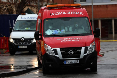 Trabajos en el Complejo Hospitalario de Navarra para desinfectar las camillas de coronavirus.