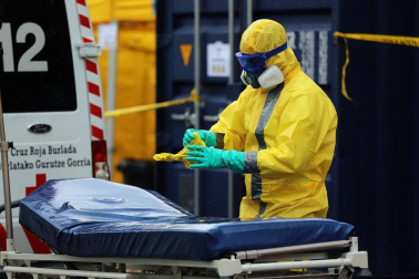 Trabajos en el Complejo Hospitalario de Navarra para desinfectar las camillas de coronavirus.